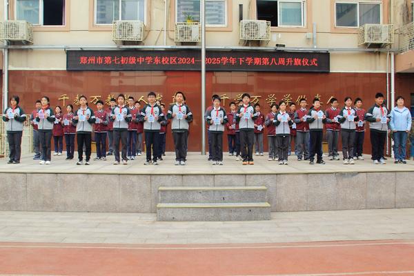 6三位年级管委会主任为校园之星颁奖