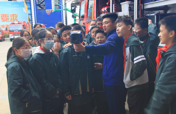 走进火焰蓝 致敬逆行者 (1)