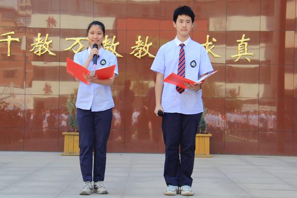 5李依雪 张馨源同学进行国旗下演讲