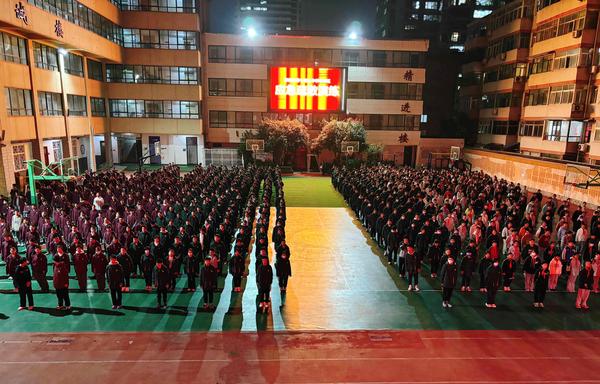 1.郑州七初东校区举行消防应急疏散演练