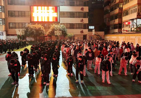 6.同学们学习逃生技能