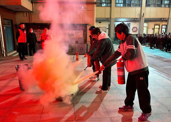 10.学生代表演示灭火器使用 