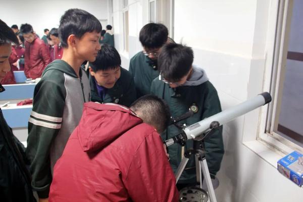 学生自主尝试化学、物理、生物实验5