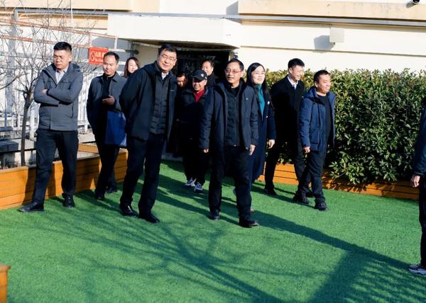 郑州七中教育集团党委书记王保军一行参观七初东校区劳动教育实践基地
