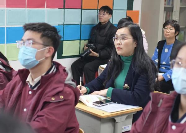 郑州七中教育集团校长黄玉杰深入教室听课