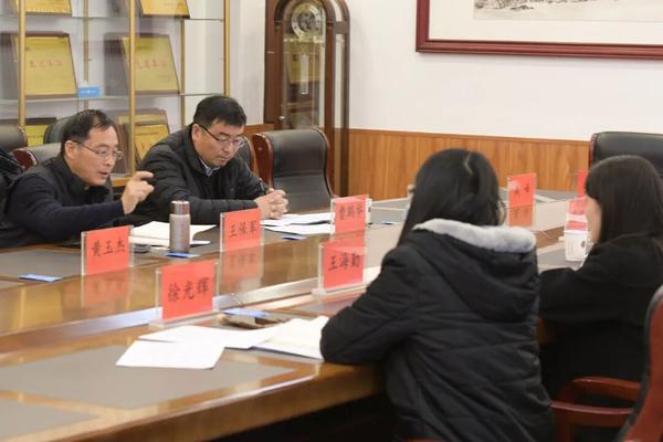 以圆桌论坛的形式展开评课1