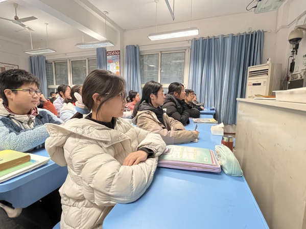 部分同学在教室观看直播