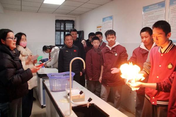 七初东校区党支部书记楚东升在现场感受激烈的竞答氛围1