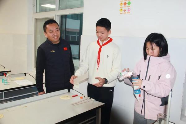 七初东校区党支部书记楚东升在现场感受激烈的竞答氛围3