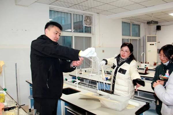 七初东校区副校长徐光辉参与科学小实验