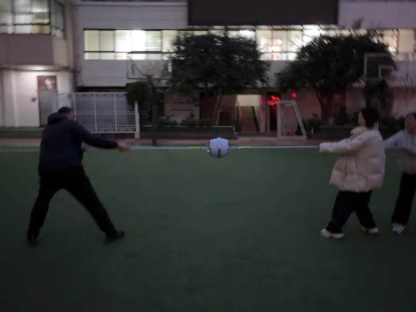 评委们在指导学生现场实验2