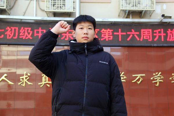 桂颂博同学带领全体同学宣誓