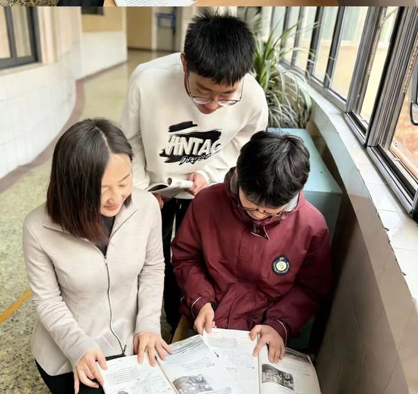 王丹老师辅导学生