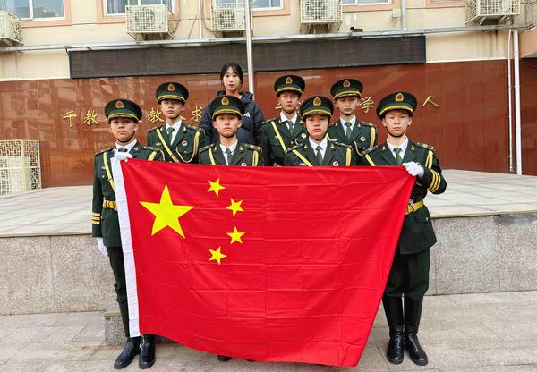 8体育组冀明薇老师指导学生进行训练