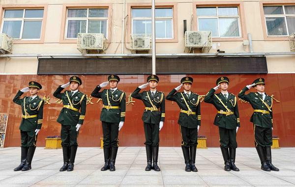 2025级国旗班进行展示