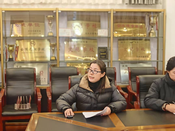 理化生组教研组长杨丽娟老师进行发言