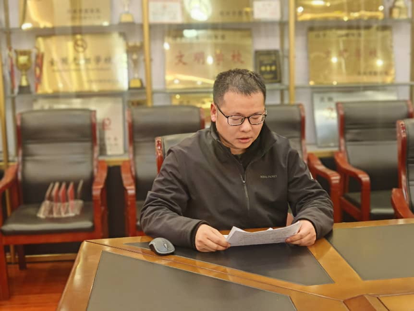 数学组教研组组长黄沐老师进行发言