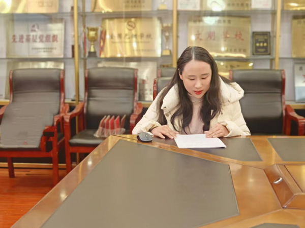 语文组教研组长郭冰洁老师进行发言