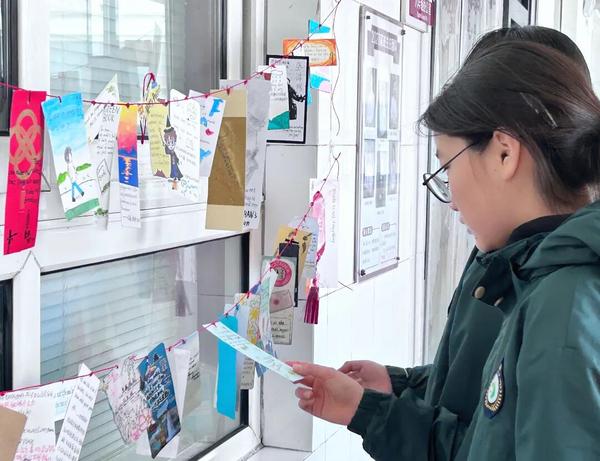 学生驻足观看(2)