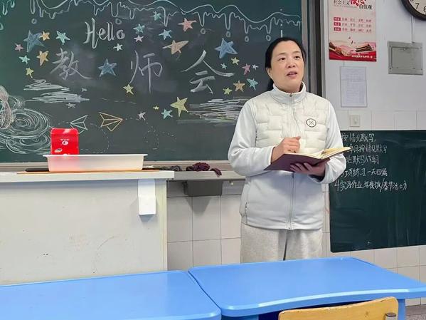 党支部副书记宋琪参加八年级的新学期工作会