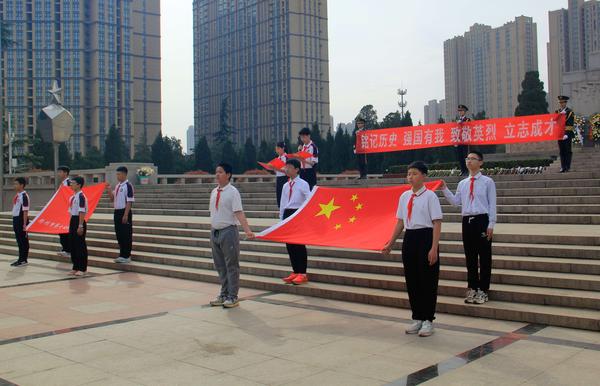 清明扫墓祭英烈 (3)