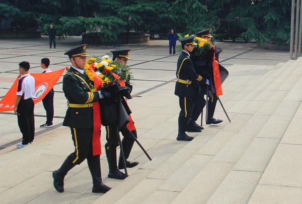 清明扫墓祭英烈 (5)