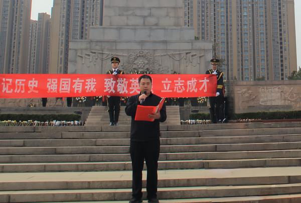 清明扫墓祭英烈 (8)