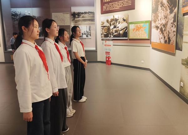 清明扫墓祭英烈 (13)