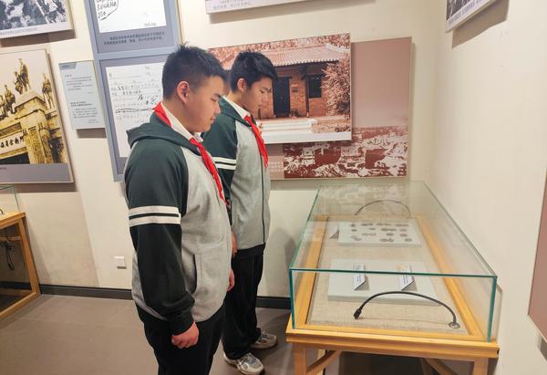 清明扫墓祭英烈 (14)