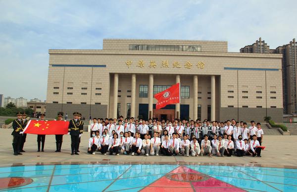 清明扫墓祭英烈 (16)