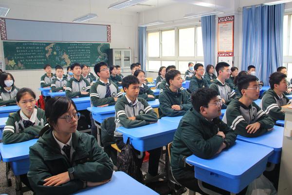 学生认真参与室内升旗仪式