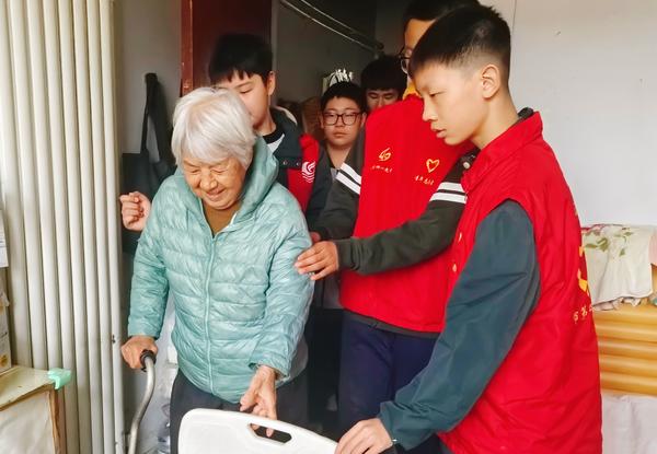 八年级四班雷锋志愿服务队 (1)